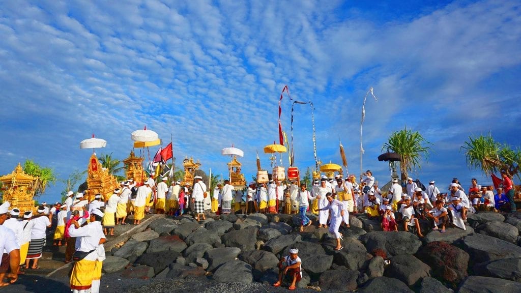 Kombireise Singapur und Bali - Traditionelle Prozession in Ubud