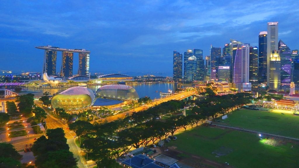 Stopover Singapur - Skyline Singapur in Dämmerung